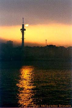 Amanece tras la torre "Tavira II" de Telef�nica.