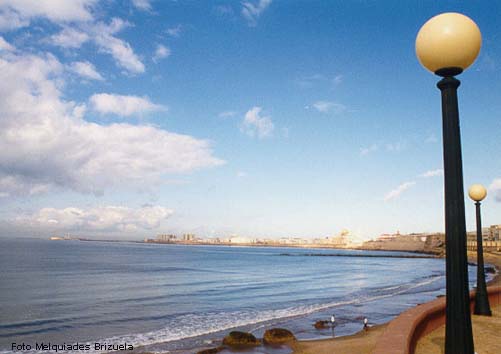 Playa Sta. M� del Mar, al fondo el casco antiguo.